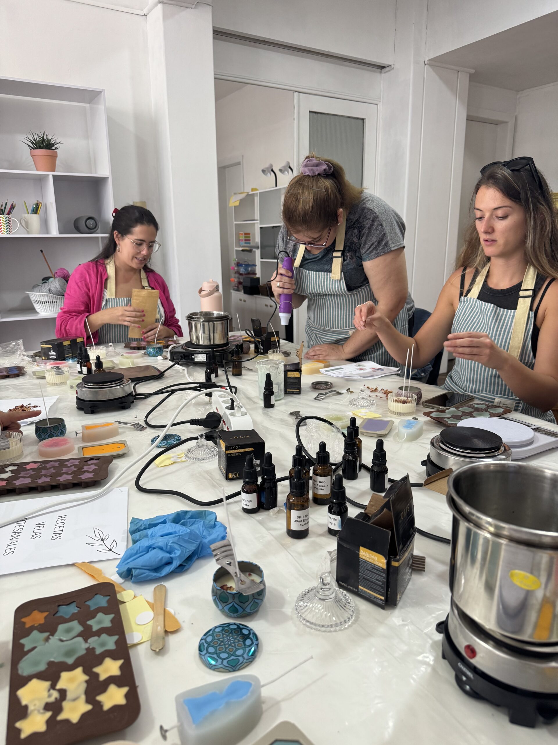 Alumnas elaborando productos naturales