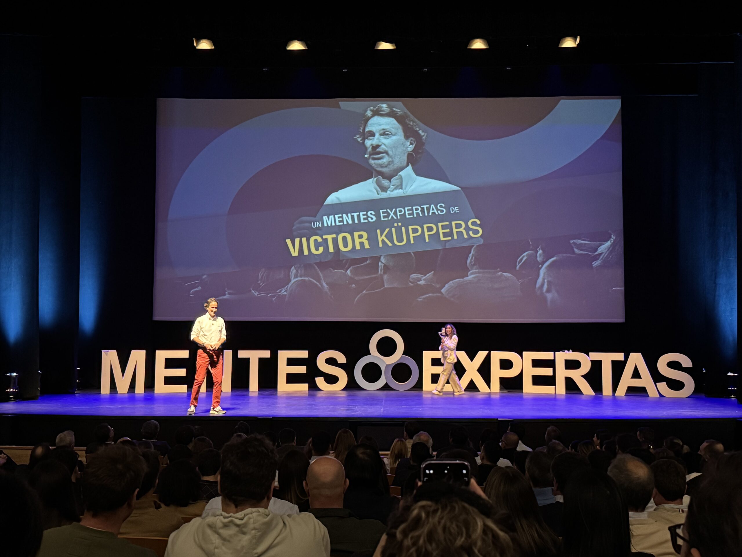 Claves de venta para emprendedoras en una conferencia